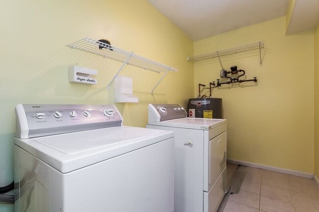 Building Photo - 654B Woodford Ln