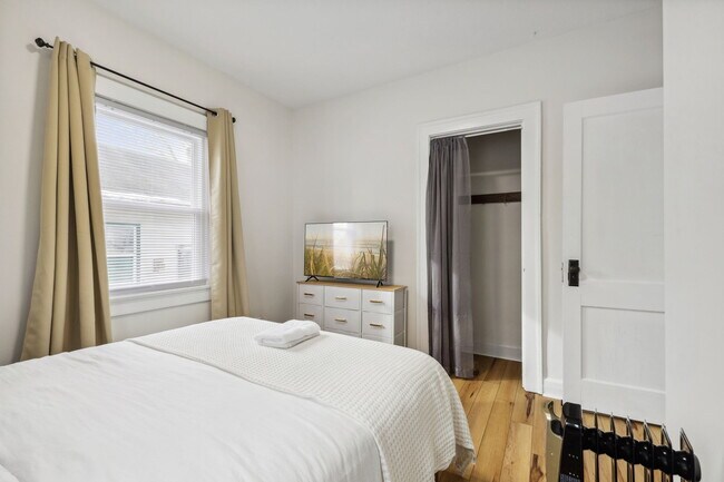 Building Photo - 3863 Byram Ave