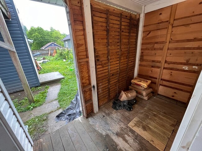 Building Photo - DECEMBER RENT FREE - One Bedroom Renovated Duplex!