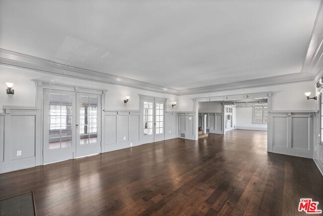 Building Photo - 344 S Kingsley Dr