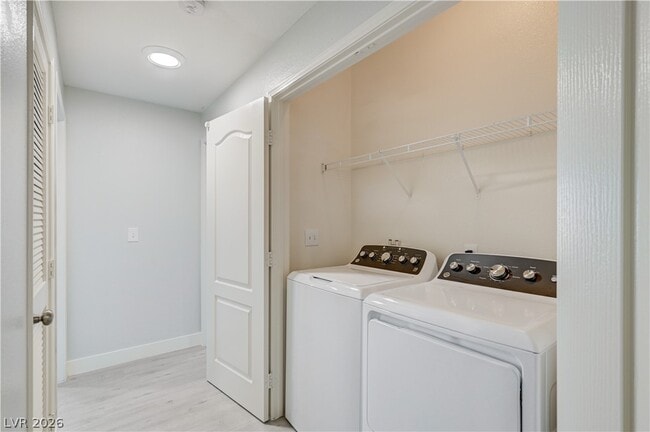 Building Photo - 1900 N Torrey Pines Dr