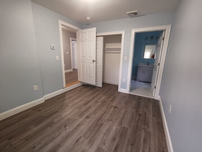 Building Photo - Modern home in Newton available for rent as early as July 1st!