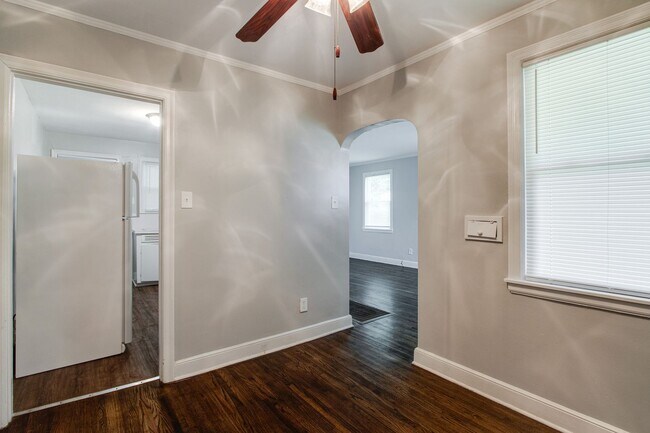 Building Photo - Classic Midtown Duplex