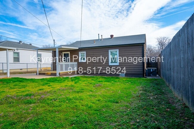 Building Photo - Charming And Cozy 2 Bedroom Home