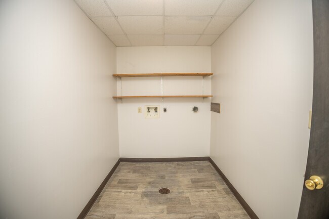 Building Photo - 493-495 Perrey Dr