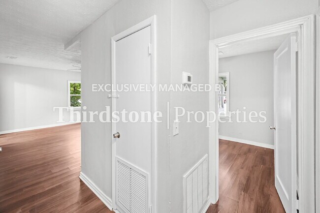 Building Photo - 3032 W 5th St