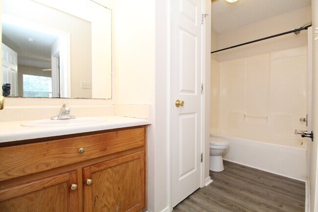 Building Photo - 2BR/2BA End Unit in West Pensacola – Pet F...