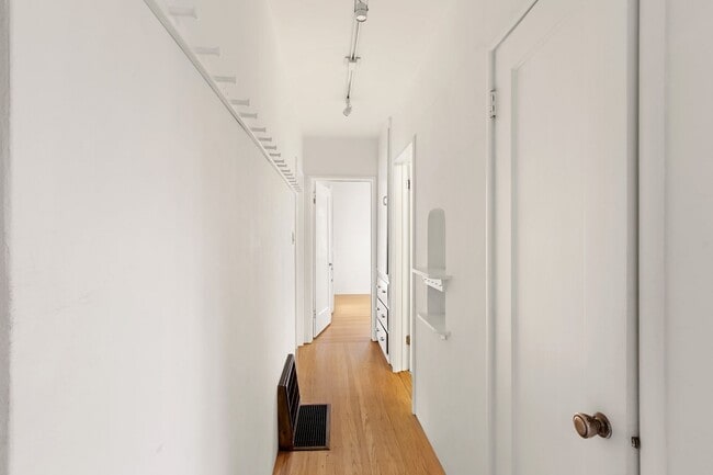 Building Photo - Downtown Davis Cottage-Available for Spring Move In