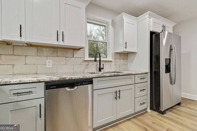 Building Photo - 1006 Maple Ave SW
