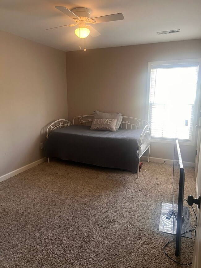 Building Photo - Four Bedroom Two Bath House