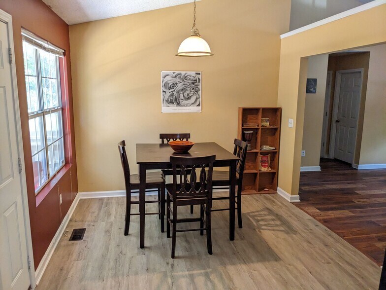 Building Photo - 228 Chesterton Dr