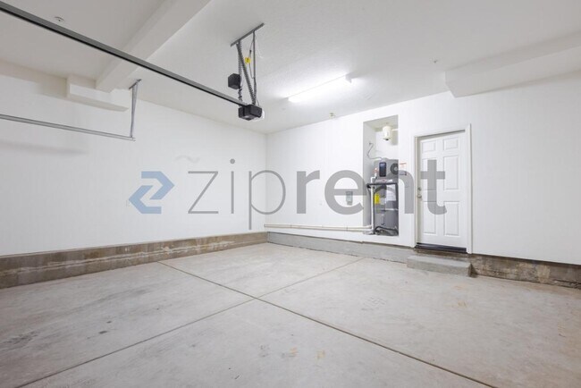 Building Photo - Unit