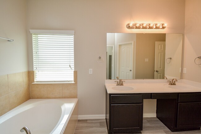 Building Photo - 6003 Hickory Hollow Dr