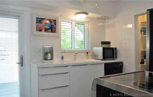 Building Photo - 4430 Sea Grape Dr