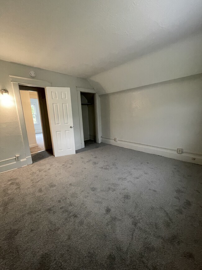 Building Photo - 542 Bronson Ave