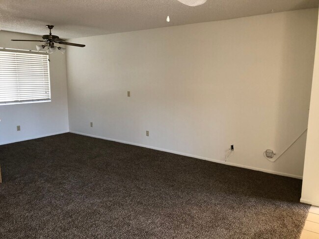 Building Photo - 2 BR Condo in gated community with many ut...