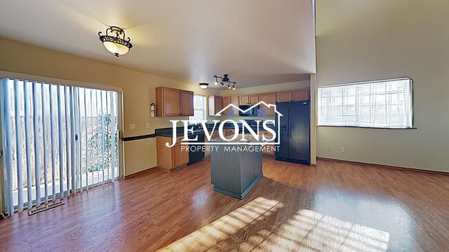 Building Photo - Charming duplex just steps from transit, p...