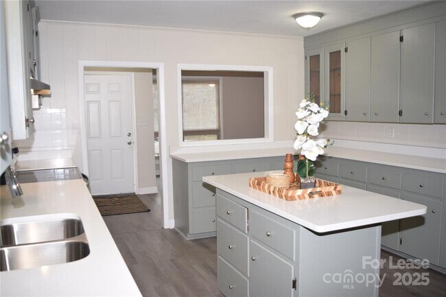 Building Photo - Charming 3 Bed 2 Bath Brick Home with Reno...