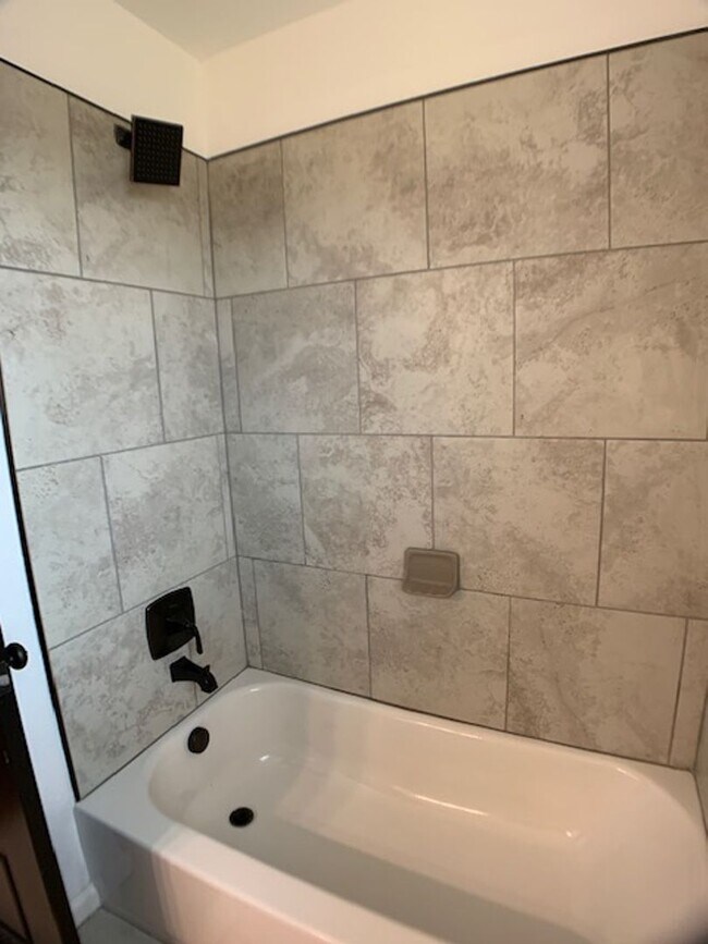 Building Photo - Edmond 3 bed Deer Creek