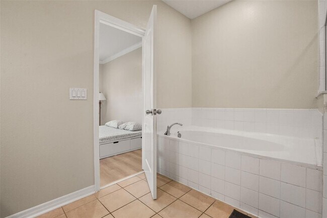 Building Photo - 561 Telfair Square Ct