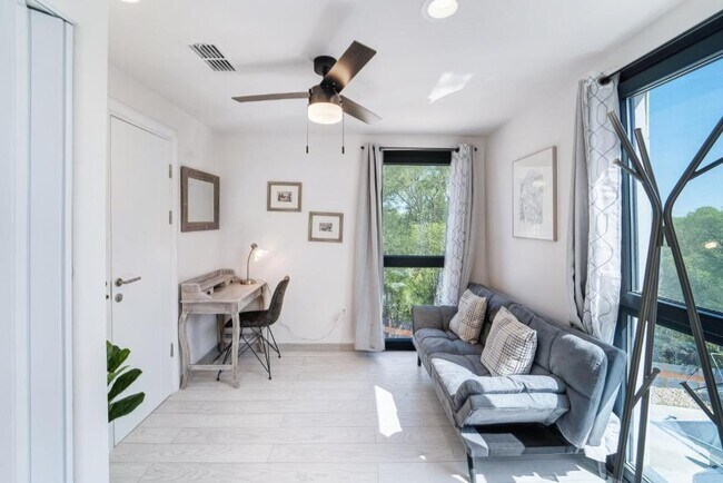 Building Photo - 1409 E M. Franklin Ave