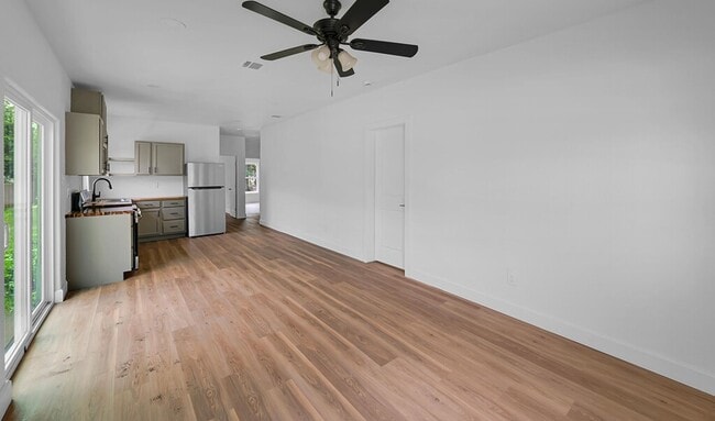 Building Photo - Well-maintained 4BD/2BA - Available in May!