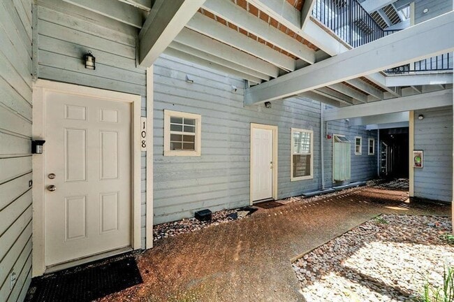 Building Photo - Heritage #108