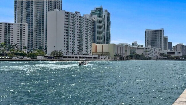 Building Photo - 1000 Parkview Dr