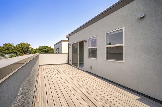 Building Photo - 3 bedroom / 3.5 bath Townhome + 2 Large Flex Spaces & Spacious Roof Top Deck!