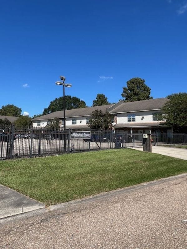 Building Photo - 828 Meadow Bend Dr