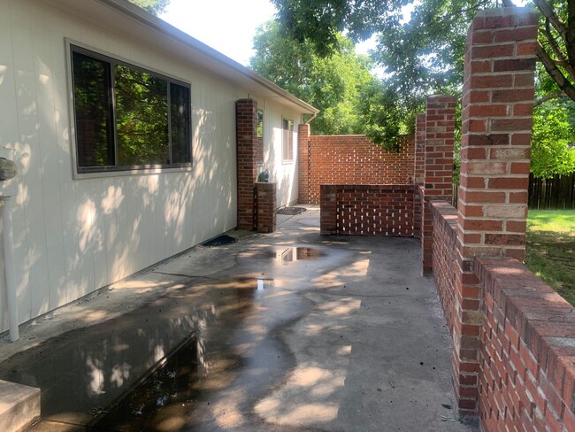 Building Photo - Immaculate Ranch with Large Backyard and B...