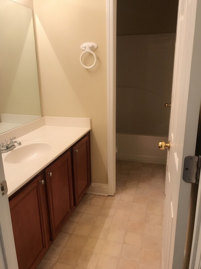 Building Photo - 535 Roland Manor Dr