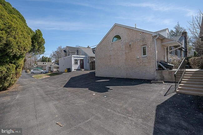 Building Photo - 1457 Manoa Rd