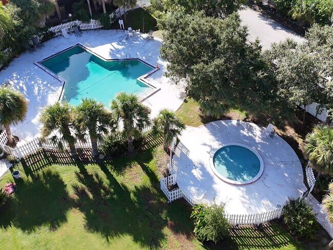 Building Photo - 7900 S Orange Blossom Trail
