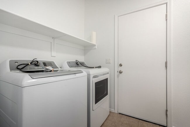 Building Photo - 3 Bedroom in Hunter Ridge