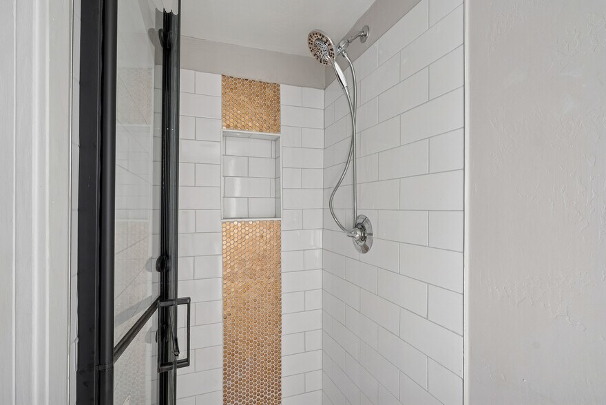 Building Photo - 890 E Ash St