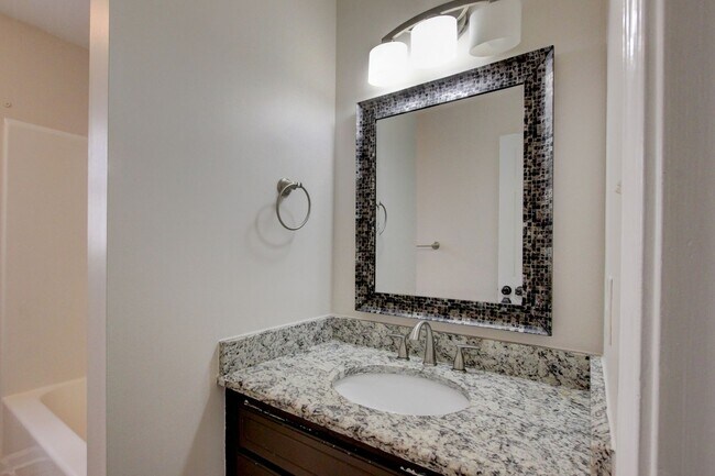 Building Photo - 3 bed 2 bath w sweet basement.  Go