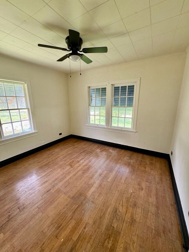 Building Photo - 2 Bedroom 1 Bath with Hardwoods for Rent