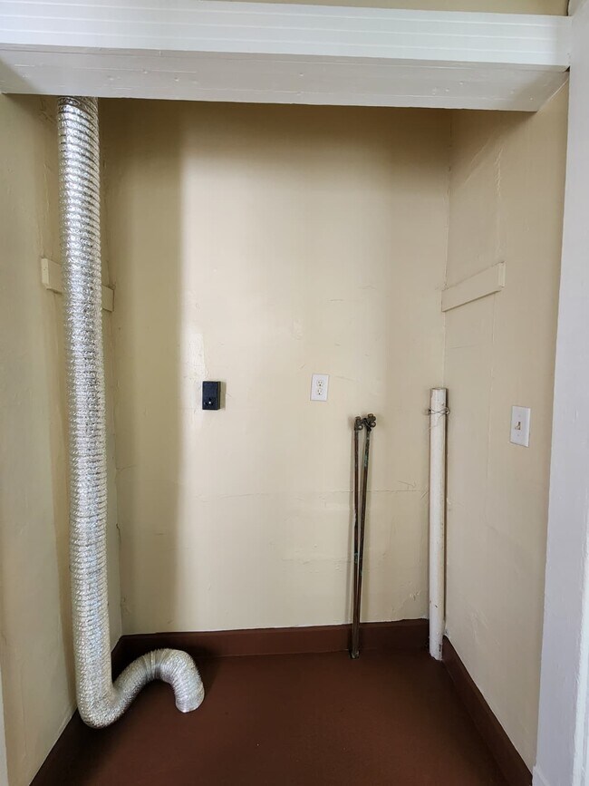 Building Photo - 395 Sherman Ave