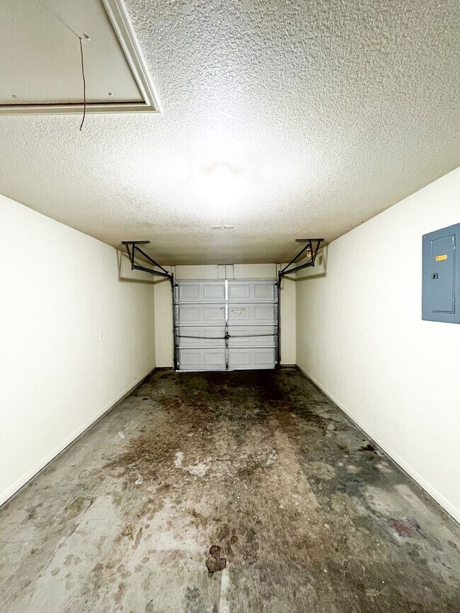 Building Photo - 1913 Charleston Ct