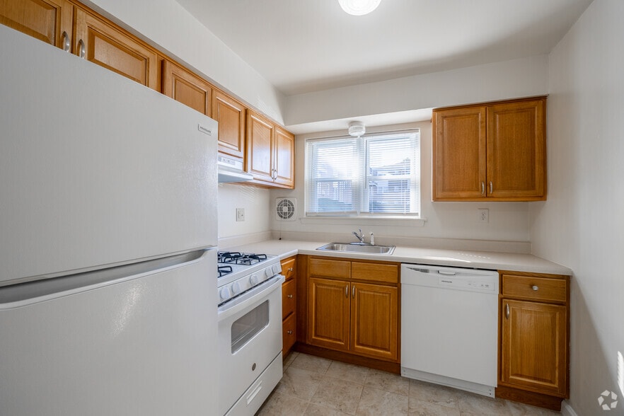 1BR, 1BA - 750 SF - w Balcony - Kitchen - Parkwood Gardens