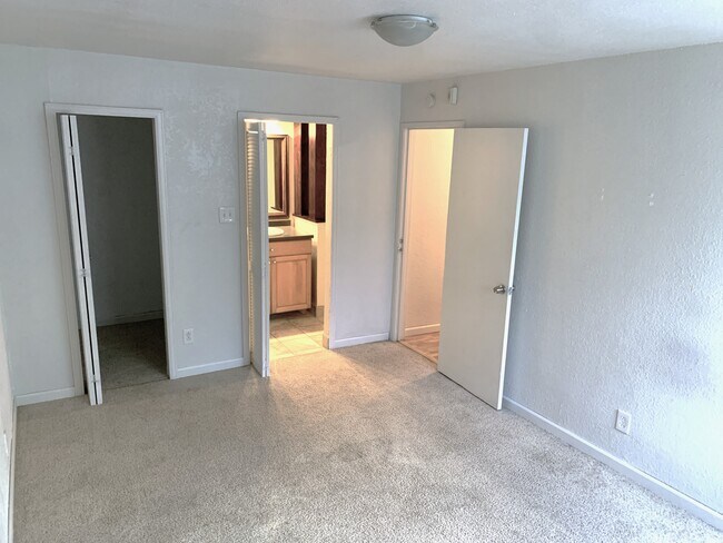 Building Photo - 1400 Golden Cir