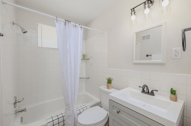 Building Photo - 2086 Harbert Ave