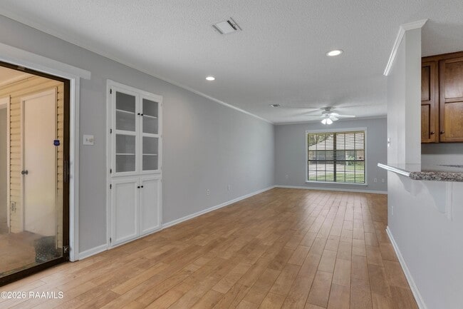 Building Photo - 118 Village Green Dr