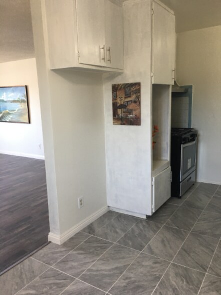 Building Photo - 161 W Ave 28