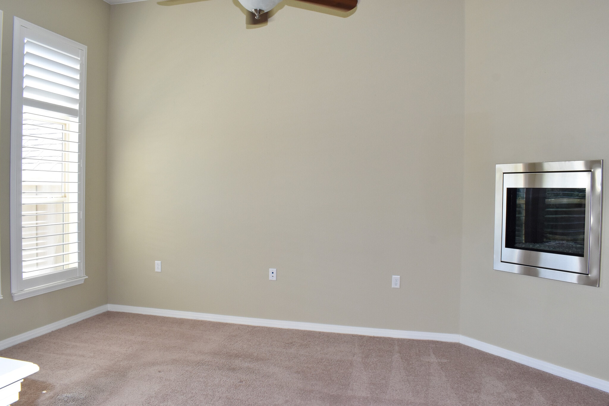Sunken Family Room with Gas log fireplace - 684 Mason St