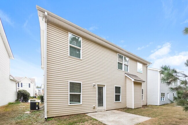 Building Photo - 48 Crescent Chase