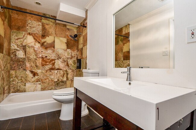 Building Photo - 6000 Inwood Dr