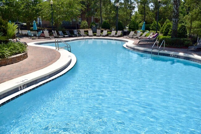 Building Photo - Barrington Park Condos - 2/2 on 1st Floor available July!