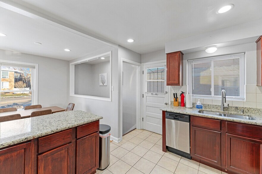 Building Photo - 3457 Main St